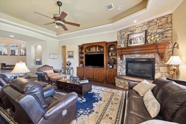 53 New Oak Trail, Kingwood, TX 77346