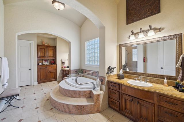 53 New Oak Trail, Kingwood, TX 77346