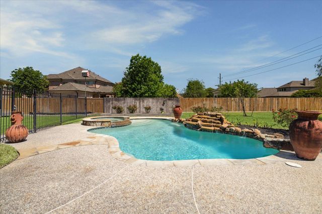 53 New Oak Trail, Kingwood, TX 77346