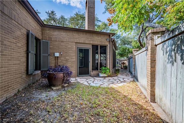 2006 Crescent Drive, Rockport, TX 78382