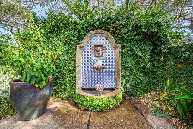 2006 Crescent Drive, Rockport, TX 78382