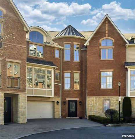 25 Moorings Lane, Edgewater, NJ 07020