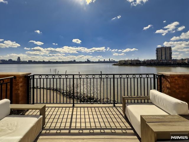 25 Moorings Lane, Edgewater, NJ 07020