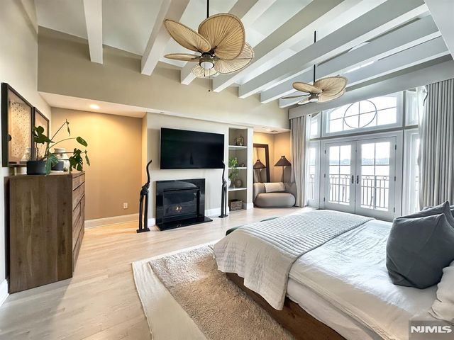 25 Moorings Lane, Edgewater, NJ 07020