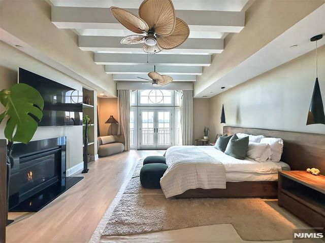 25 Moorings Lane, Edgewater, NJ 07020