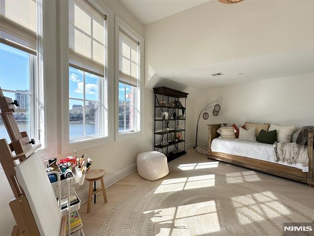 25 Moorings Lane, Edgewater, NJ 07020