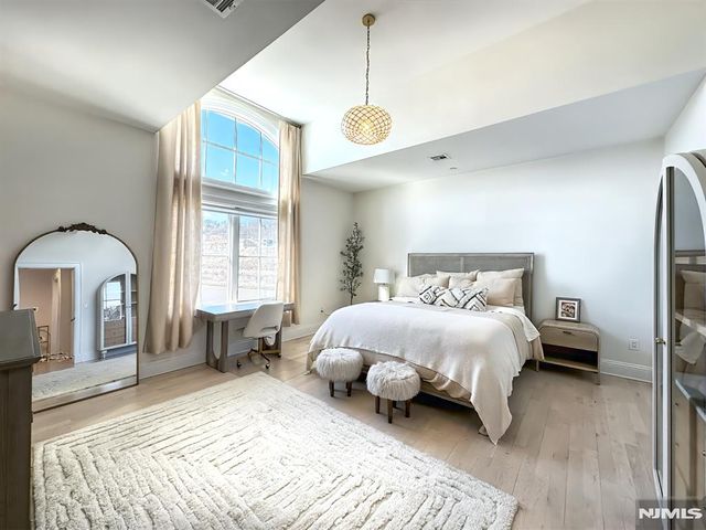 25 Moorings Lane, Edgewater, NJ 07020