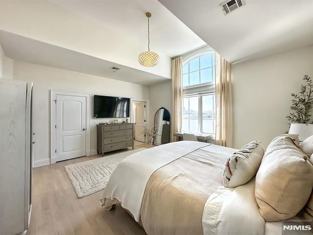 25 Moorings Lane, Edgewater, NJ 07020