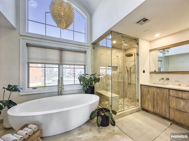 25 Moorings Lane, Edgewater, NJ 07020