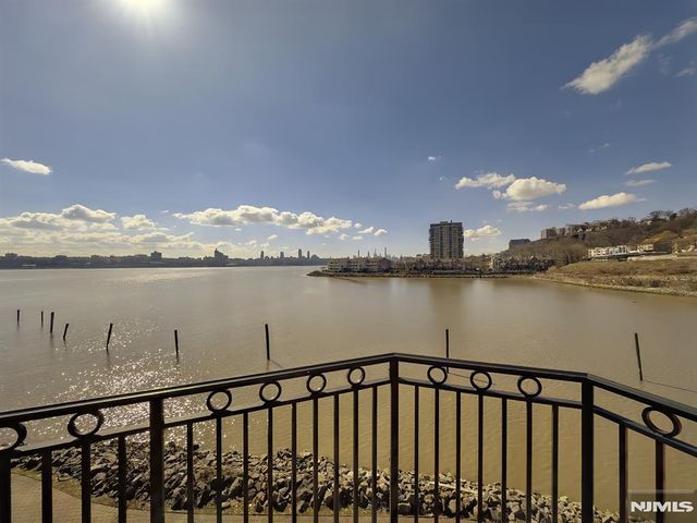 25 Moorings Lane, Edgewater, NJ 07020