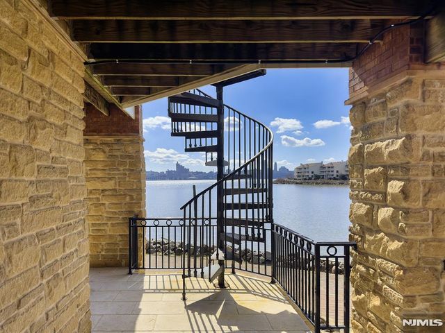 25 Moorings Lane, Edgewater, NJ 07020