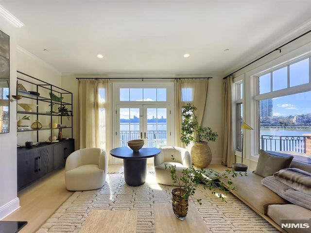 25 Moorings Lane, Edgewater, NJ 07020