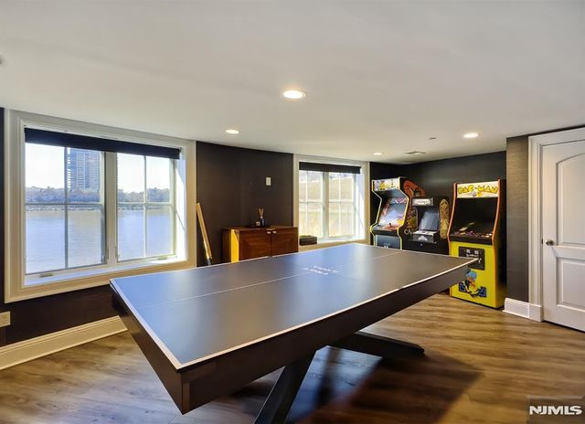 25 Moorings Lane, Edgewater, NJ 07020