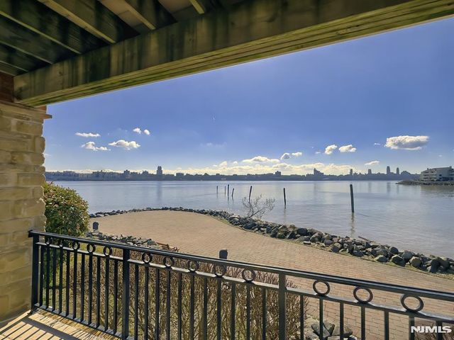 25 Moorings Lane, Edgewater, NJ 07020