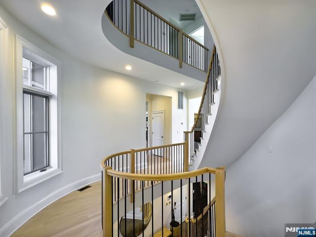 25 Moorings Lane, Edgewater, NJ 07020