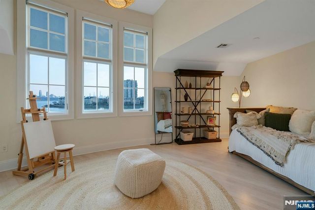 25 Moorings Lane, Edgewater, NJ 07020