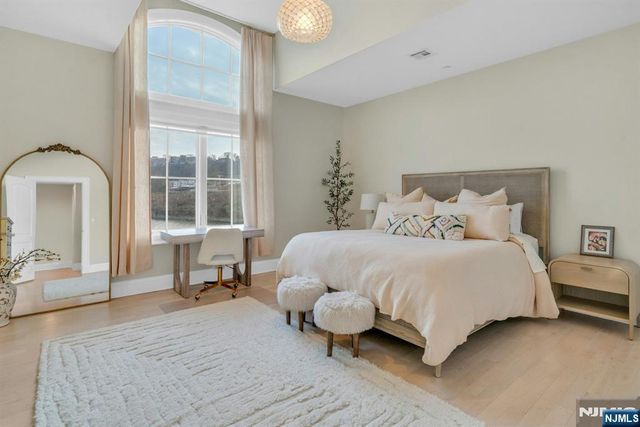 25 Moorings Lane, Edgewater, NJ 07020