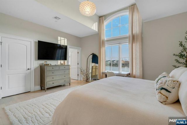 25 Moorings Lane, Edgewater, NJ 07020