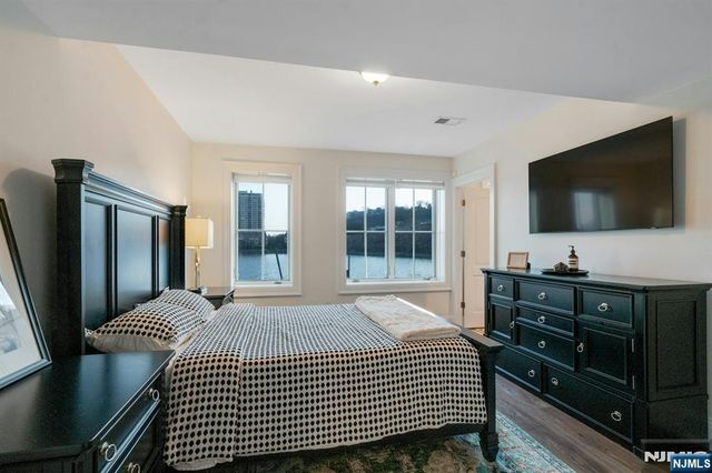 25 Moorings Lane, Edgewater, NJ 07020