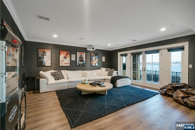 25 Moorings Lane, Edgewater, NJ 07020