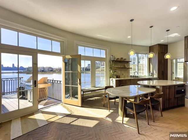 25 Moorings Lane, Edgewater, NJ 07020