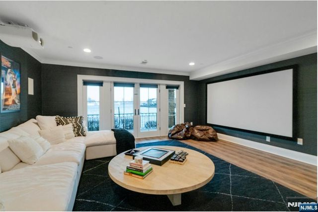 25 Moorings Lane, Edgewater, NJ 07020