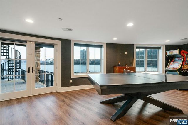 25 Moorings Lane, Edgewater, NJ 07020