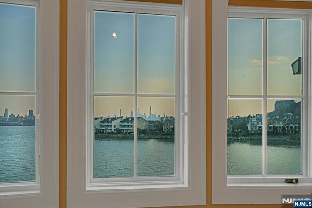 25 Moorings Lane, Edgewater, NJ 07020