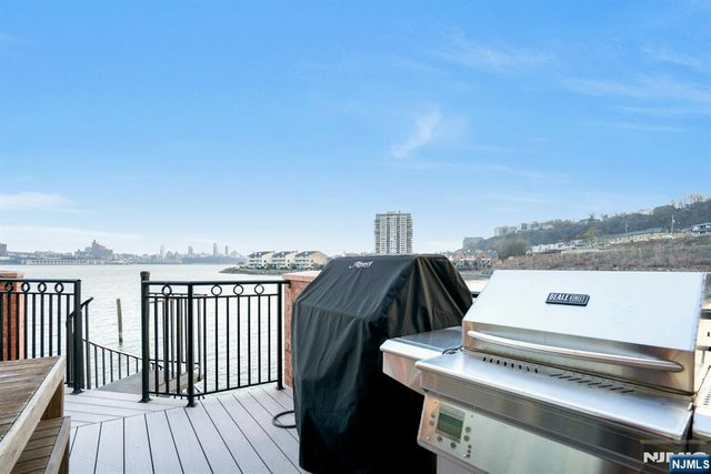 25 Moorings Lane, Edgewater, NJ 07020