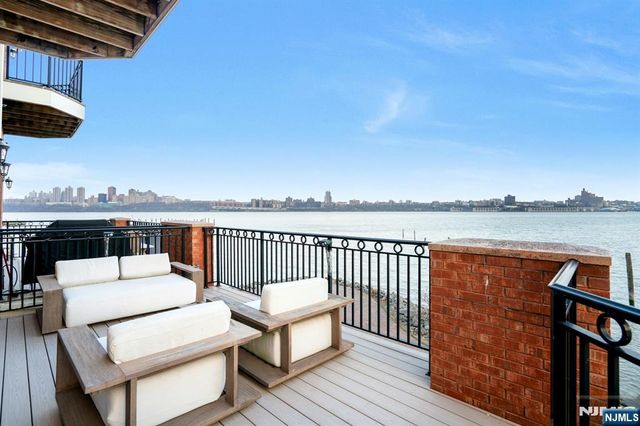 25 Moorings Lane, Edgewater, NJ 07020