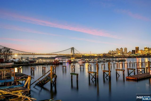 25 Moorings Lane, Edgewater, NJ 07020