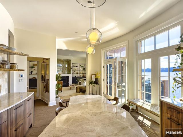 25 Moorings Lane, Edgewater, NJ 07020