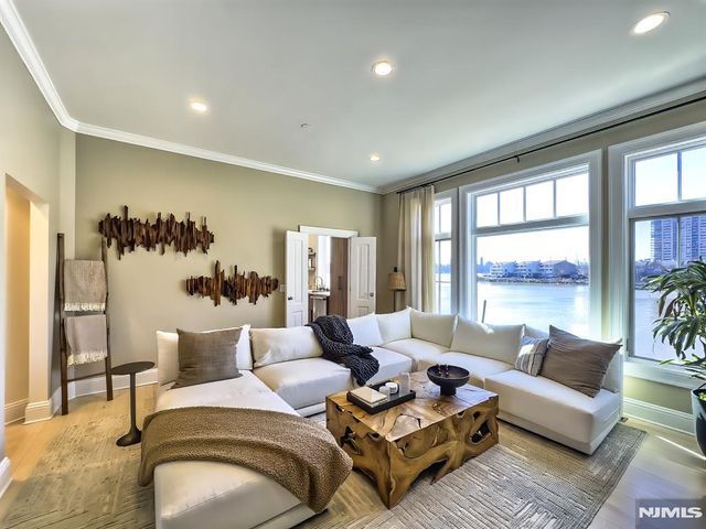 25 Moorings Lane, Edgewater, NJ 07020