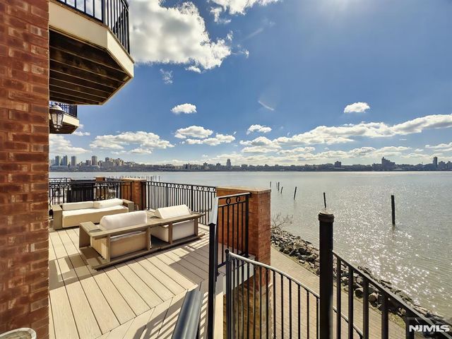 25 Moorings Lane, Edgewater, NJ 07020