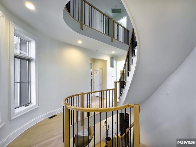 25 Moorings Lane, Edgewater, NJ 07020