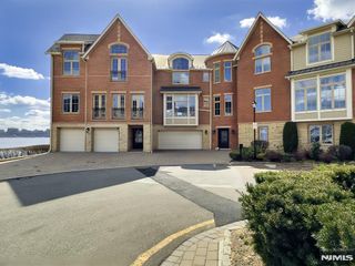 25 Moorings Lane, Edgewater, NJ 07020