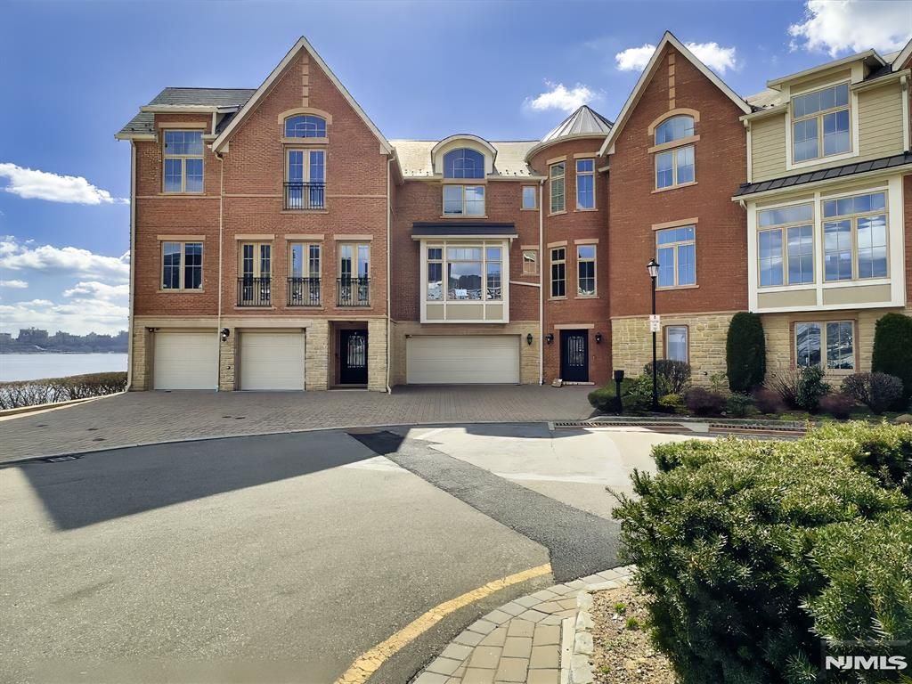 25 Moorings Lane, Edgewater, NJ 07020