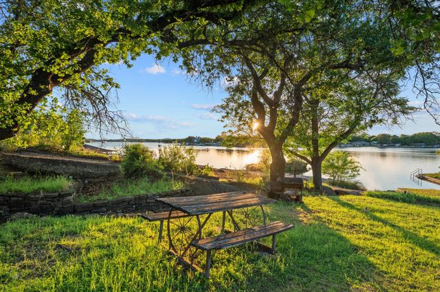 310 Castlehigh DR, Granite Shoals, TX 78654