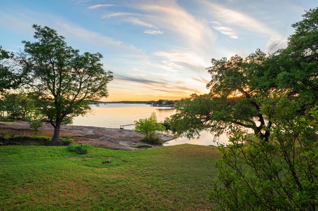 310 Castlehigh DR, Granite Shoals, TX 78654