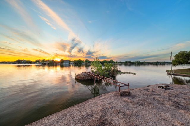310 Castlehigh DR, Granite Shoals, TX 78654