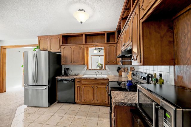 915 N Perry Ave, Wichita, KS 67203