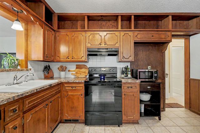 915 N Perry Ave, Wichita, KS 67203