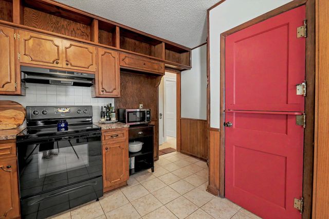 915 N Perry Ave, Wichita, KS 67203