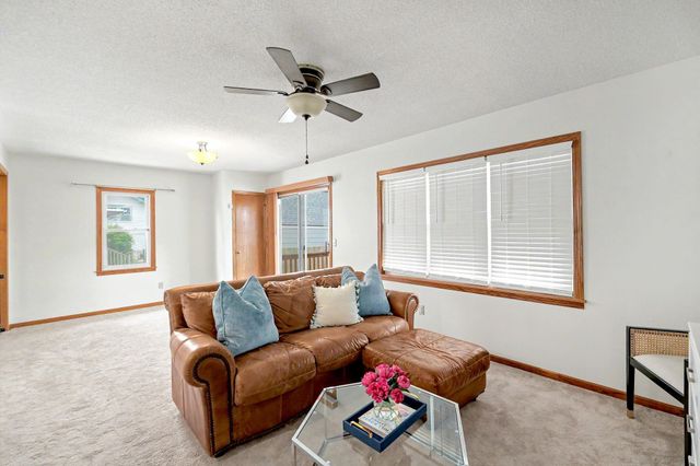 915 N Perry Ave, Wichita, KS 67203