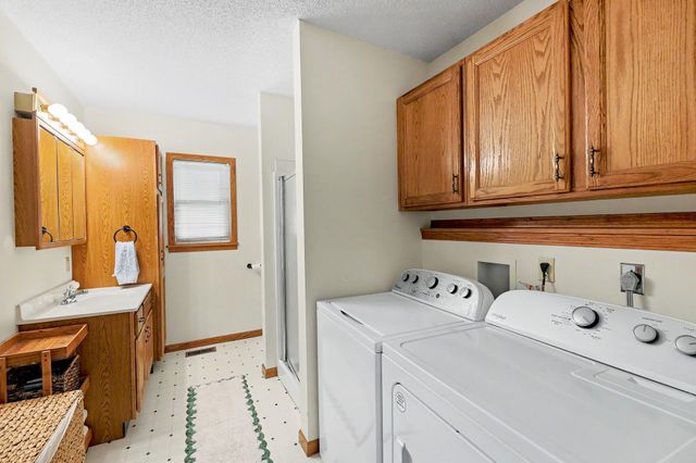 915 N Perry Ave, Wichita, KS 67203