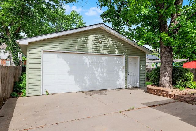 915 N Perry Ave, Wichita, KS 67203