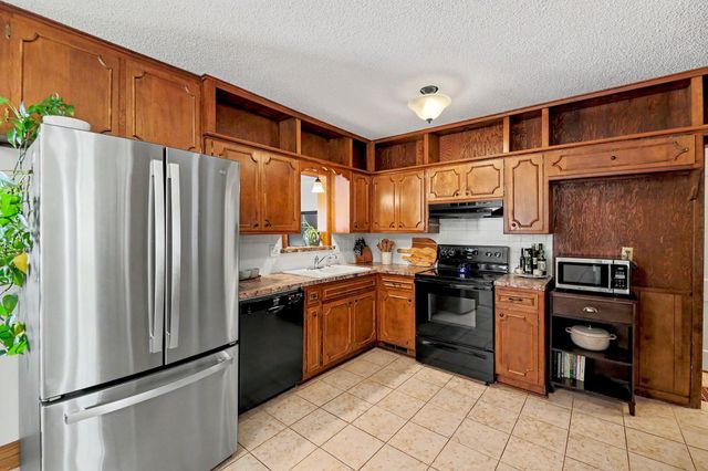 915 N Perry Ave, Wichita, KS 67203