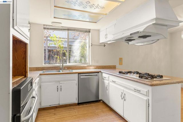 1350 Murchison Dr, Millbrae, CA 94030