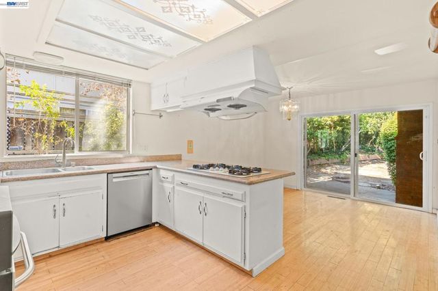 1350 Murchison Dr, Millbrae, CA 94030
