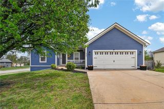 409 S Pumpkin Ridge Circle, Gardner, KS 66030